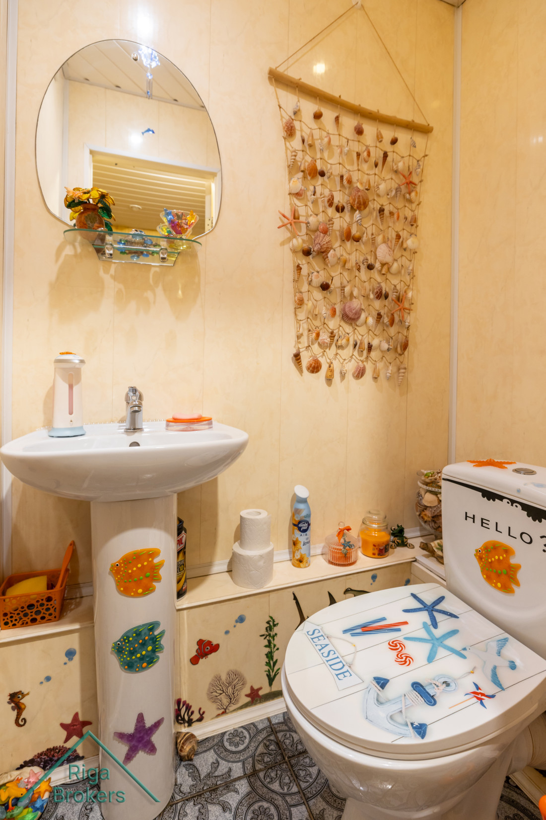 Bathroom with seashell decorations.