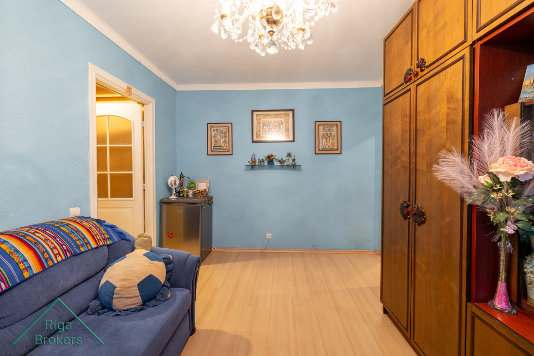 Living room with blue wall and wardrobes.