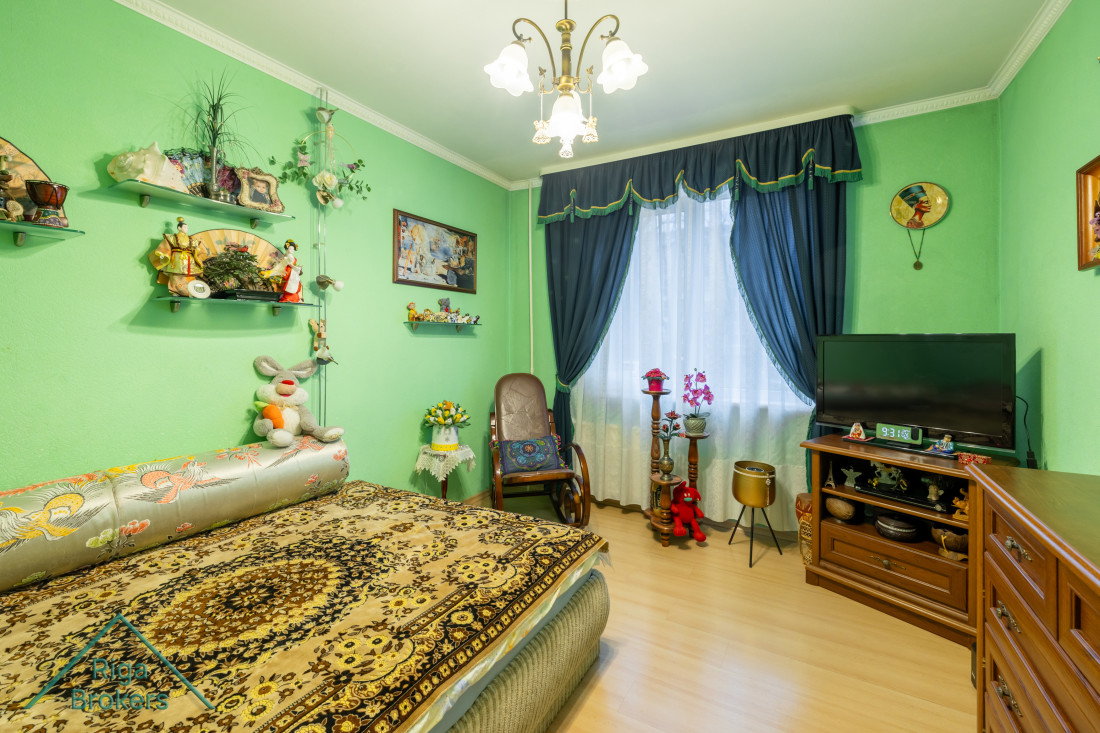  Green room with decorations and window.