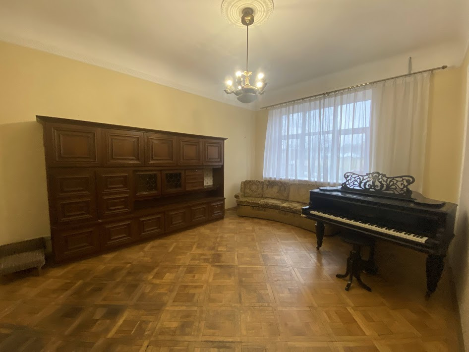 Гостиная с пианино и диваном.