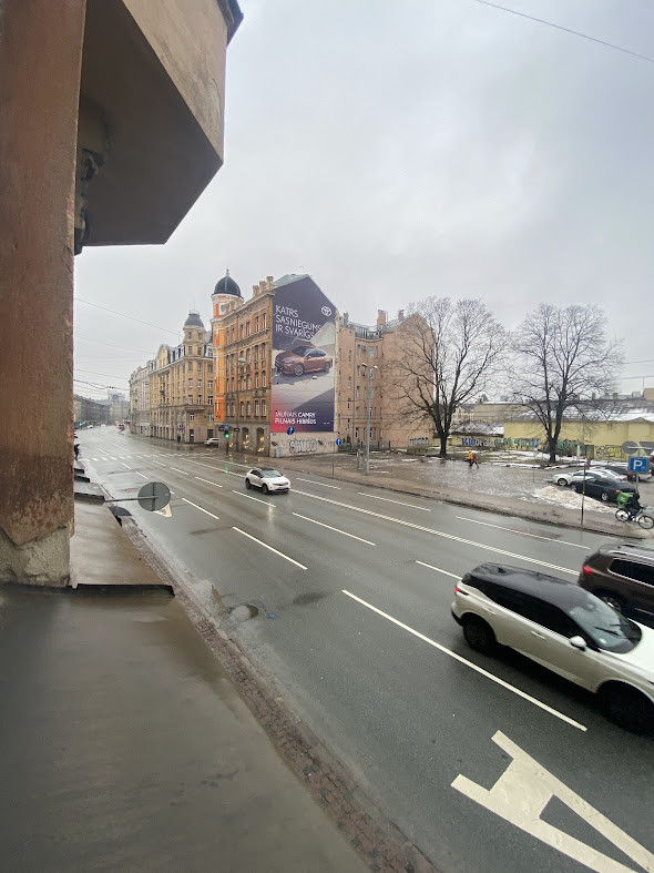 Городской вид с рекламным билбордом.