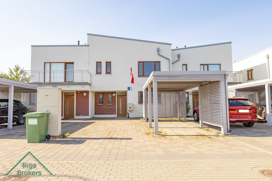 Modern townhouse with parking spaces