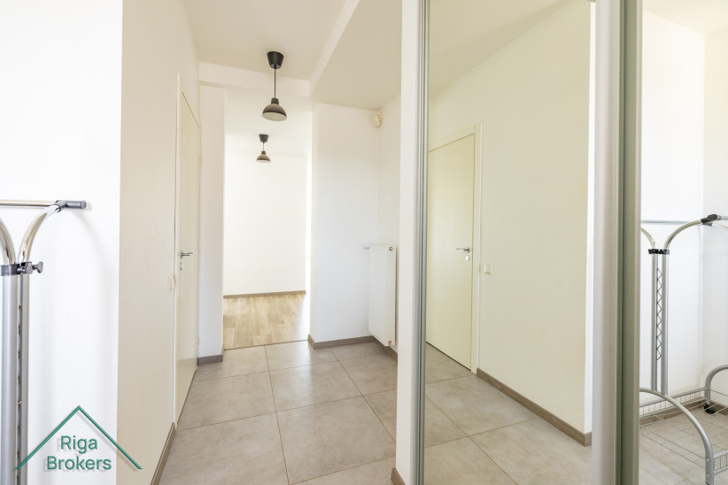 Hallway with tiled floor and built-in wardrobe