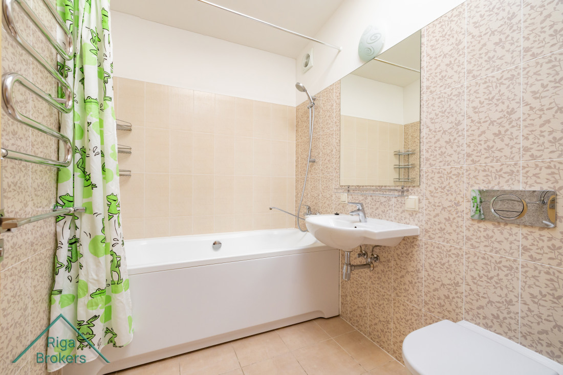 Bathroom with bathtub and mirror