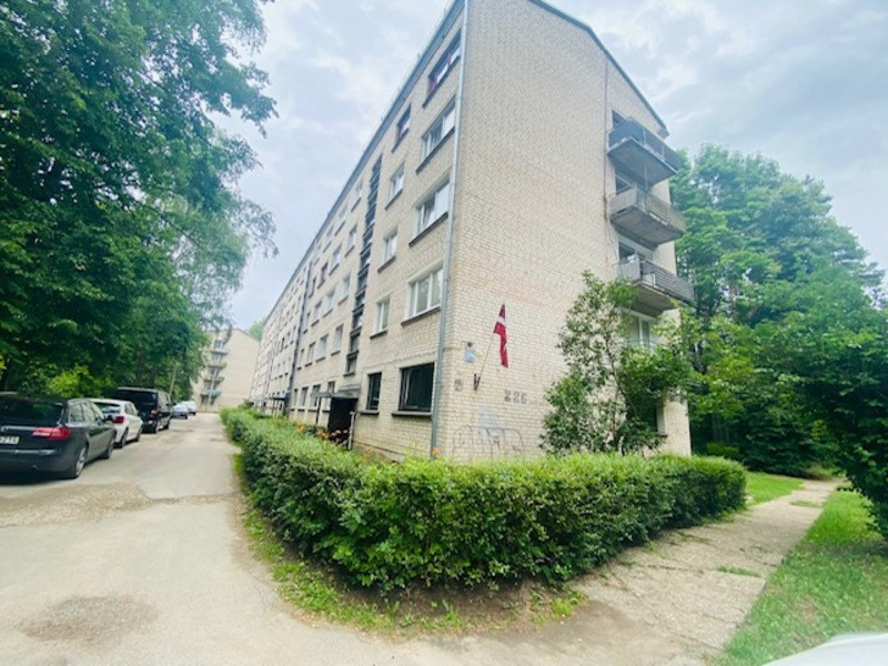 Piecu stāvu mūra daudzdzīvokļu ēka ar balkoniem