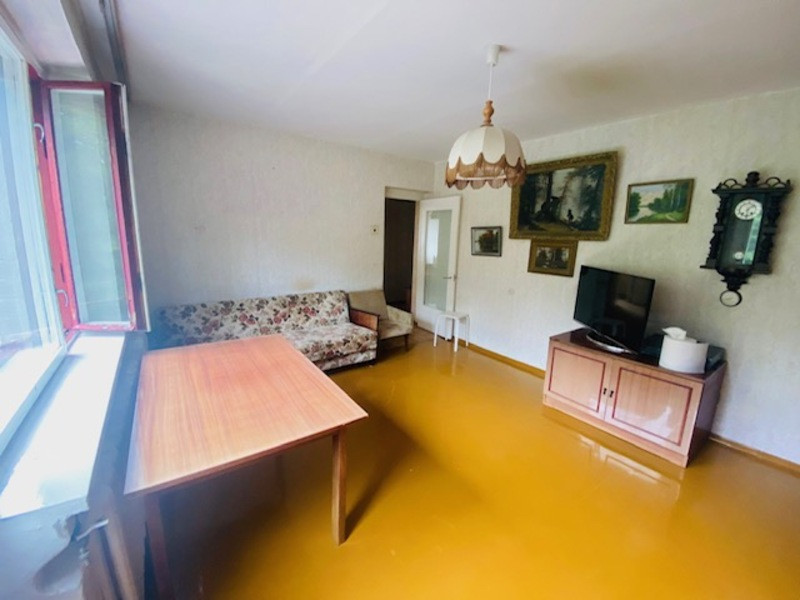 Dzīvojamā istaba ar dīvānu un TV