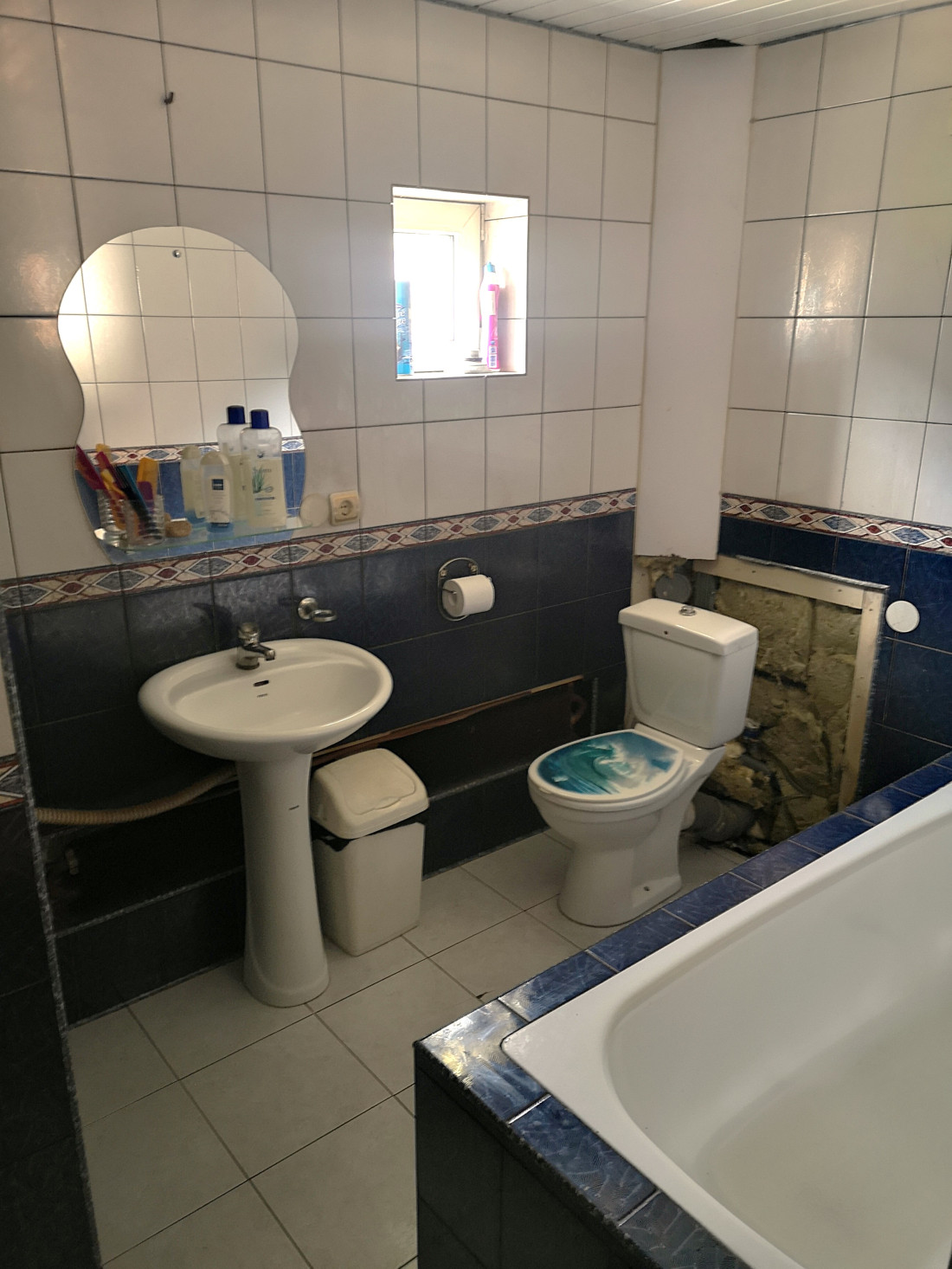 Vannas istaba ar flīžu apdari