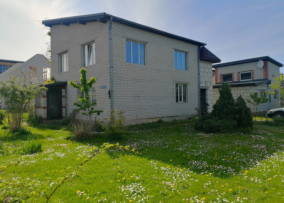 Divstāvu māja ar zaļu pagalmu
