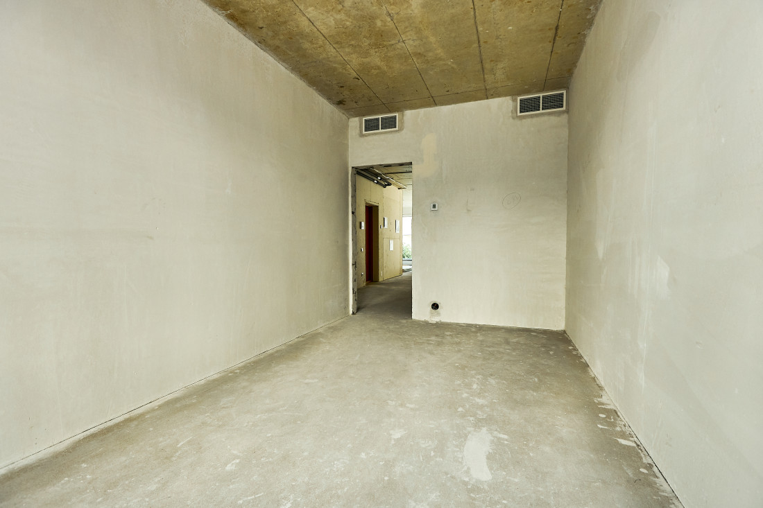 Empty room with wall opening.