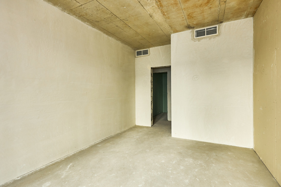 Room with door opening and ventilation.