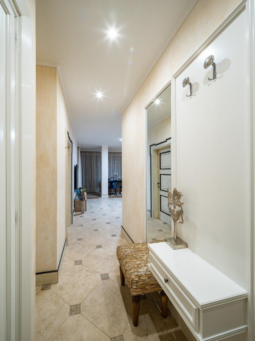 Hallway with mirror and decorative bench
