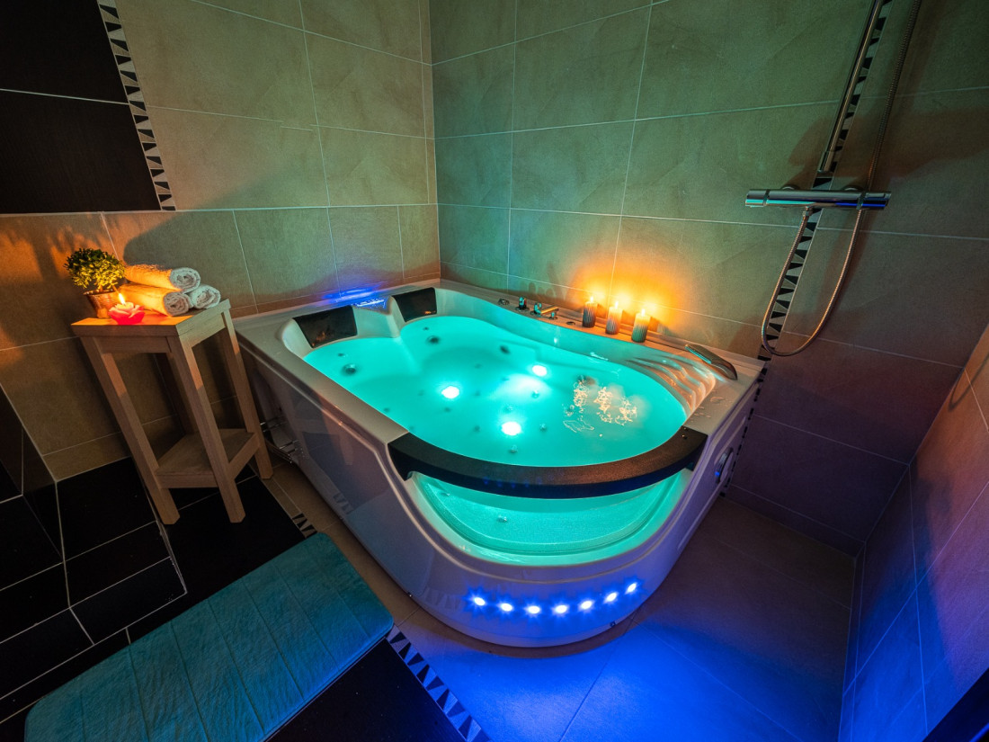 Relaxing bathtub with candlelight.