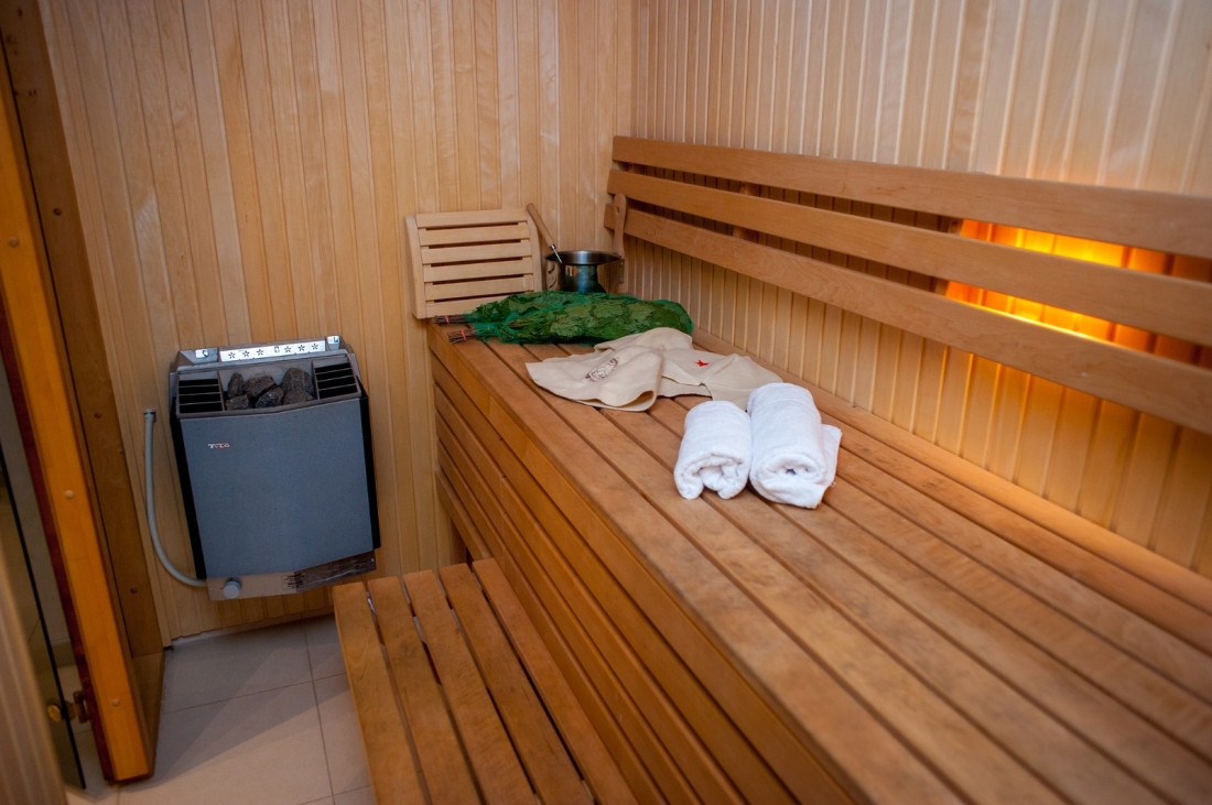 Sauna ar koka solu un dvieļiem.