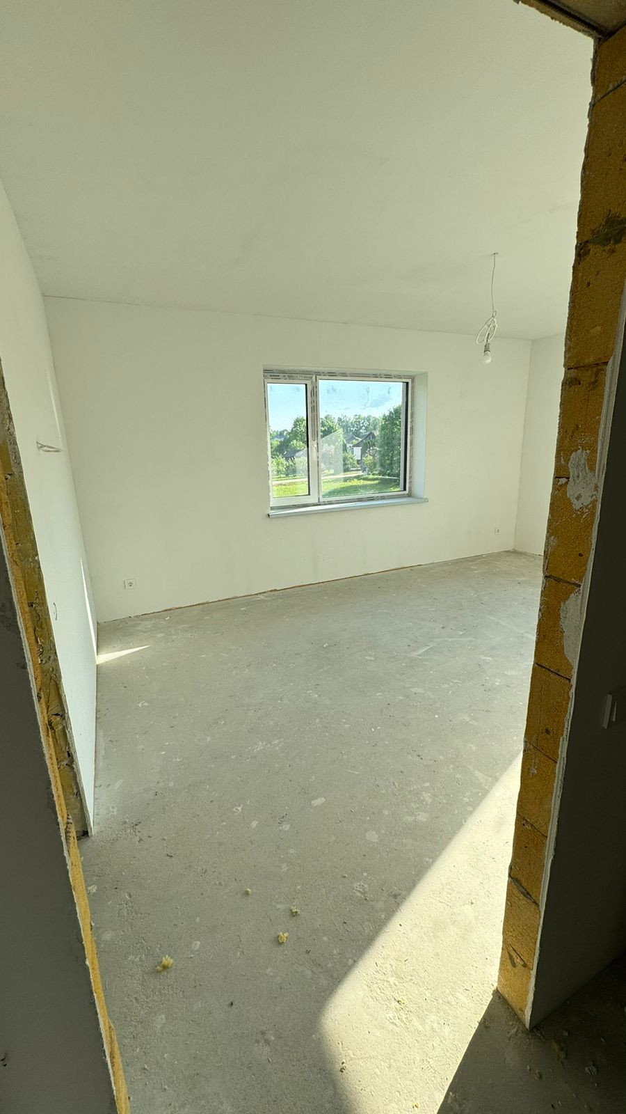 Gaiša istaba ar skatu uz pagalmu.
